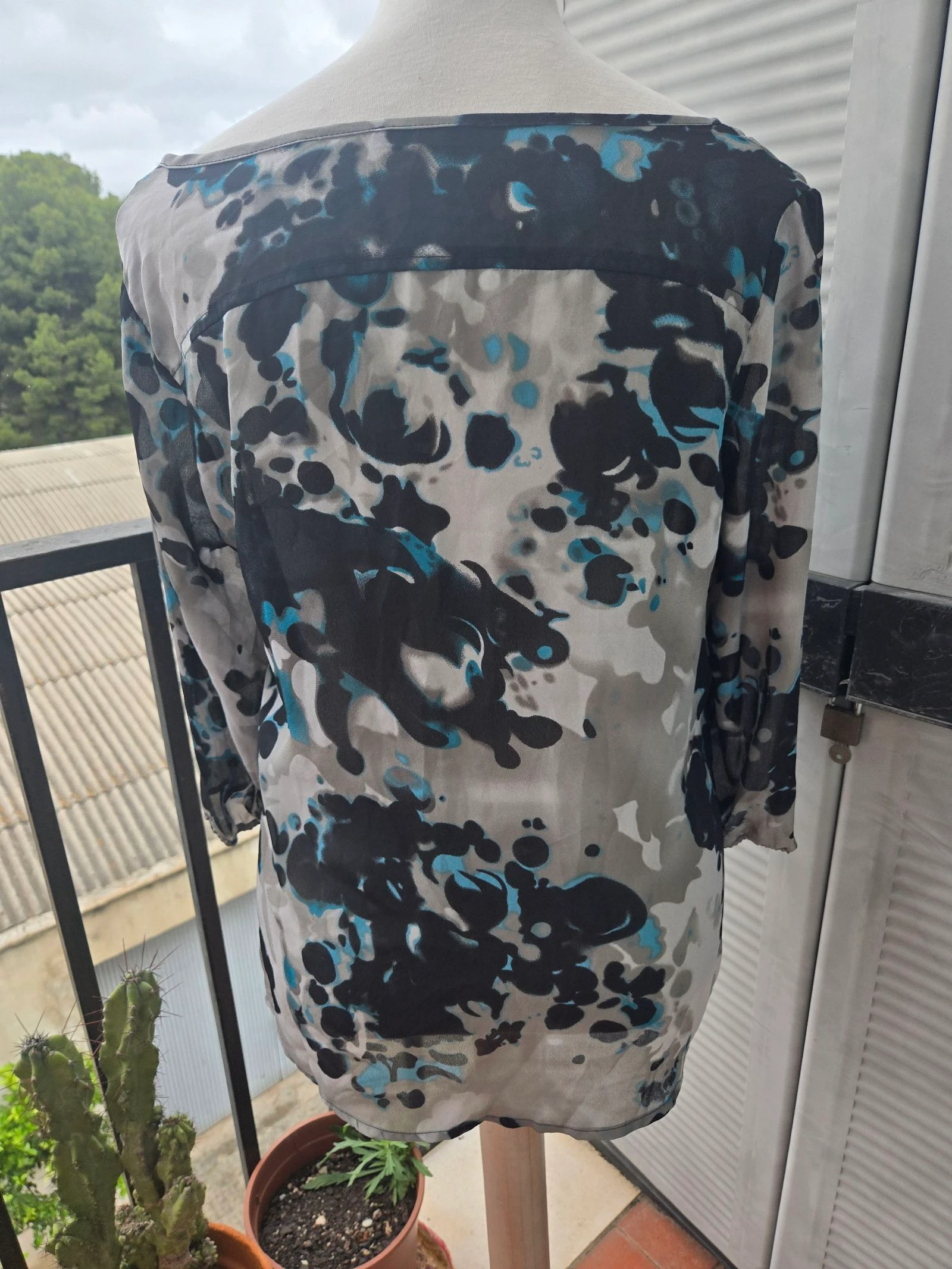 Camisa feminina estampa grafite – photo 4